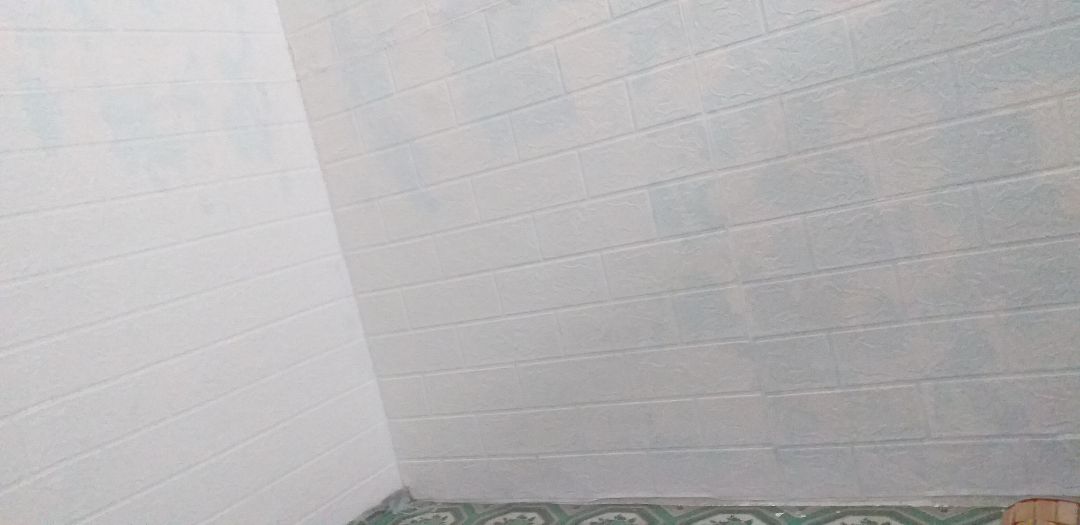 Lúc nhận hàng thì thấy miếng dán quá mỏng hơn mong đợi. Giới thiệu 4mm mà làm gì tới, nên thấy cả tường bên trong. Mình đặt thử 10 tấm xem ntnao để mua tiếp mà hơi thất vọng 1 chút. Đúng là tiền nào của nấy!