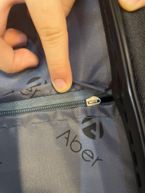 Khoá bị giắt không mở được, thiếu móc khoá. Shop hỗ trợ trả lời giúp mình