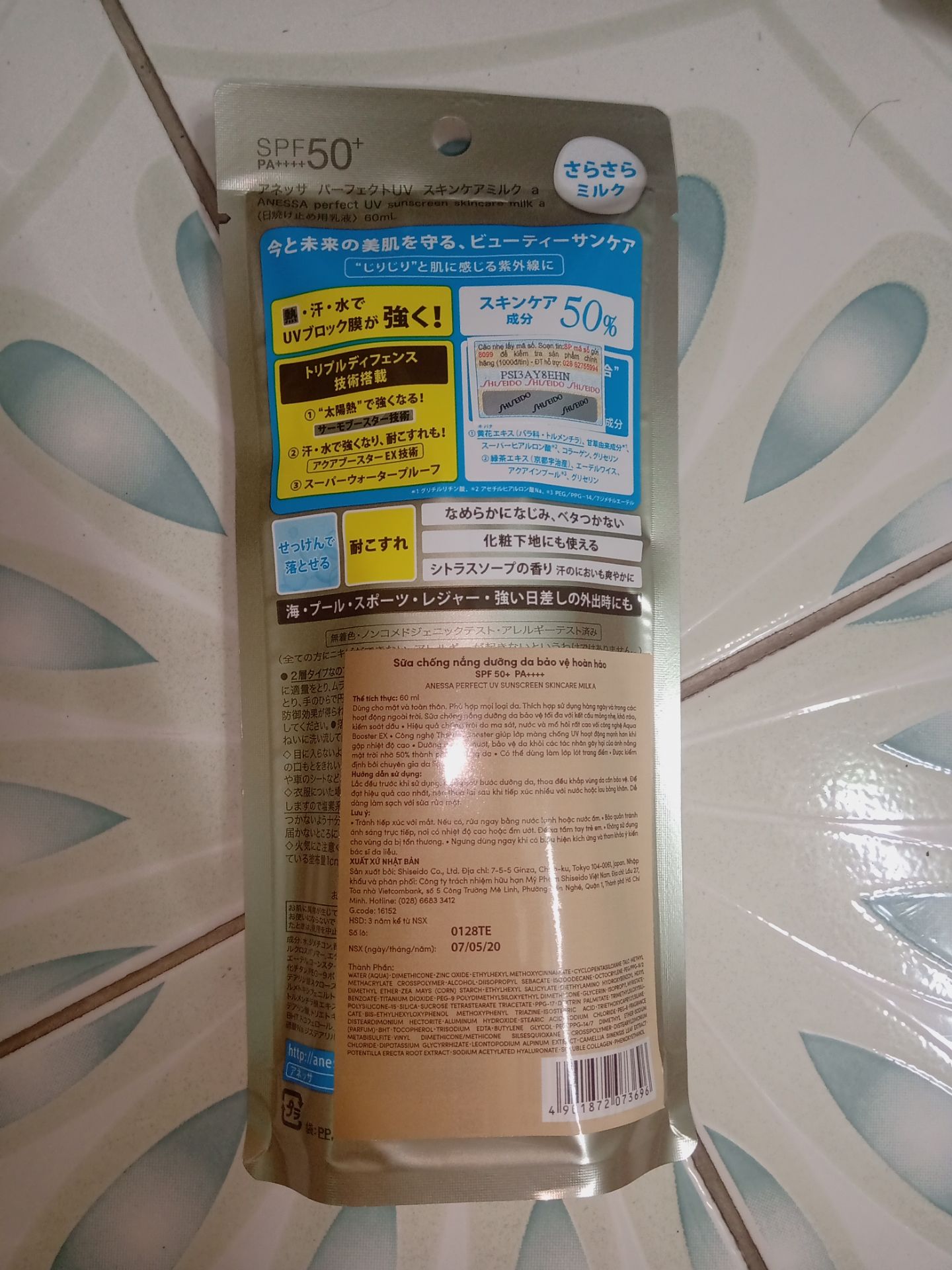 mình mua chai bên phải bên *** còn chai bên trái bên tiki, chai *** thì mình thấy nhãn hiệu, tem chống hàng giả và hướng dẫn sử dụng tiếng việt đầy đủ mà sao hàng tiki giao thì không thấy tem chống hàng giả cũng như hướng dẫn sử dụng tiếng việt và mã số sản phẩm mình thấy cũng khác nha, tiki hay hãng có thể giải thik cho mình dc ko?