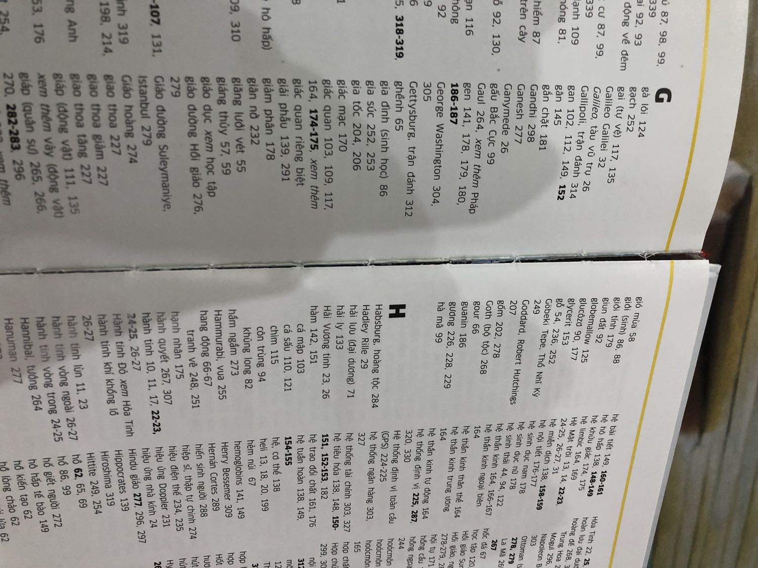 Nội dung sách rất hay, đa dạng vẫn chi tiết chứ k hời hợt. Cuốn sách kiến thức tổng quát đáng đọc. Nội dung sách được 5 sao.

Tuy nhiên chất lượng sách vừa nhận keo đã bong, chỉ khâu 2 tập đầu cũng hơi bong ra như ảnh. Sách dầy ntn mà vừa nhận về đã như kia ko biết khắc phục sao, chỉ sợ sớm rách tan tành 😭😭😭😭