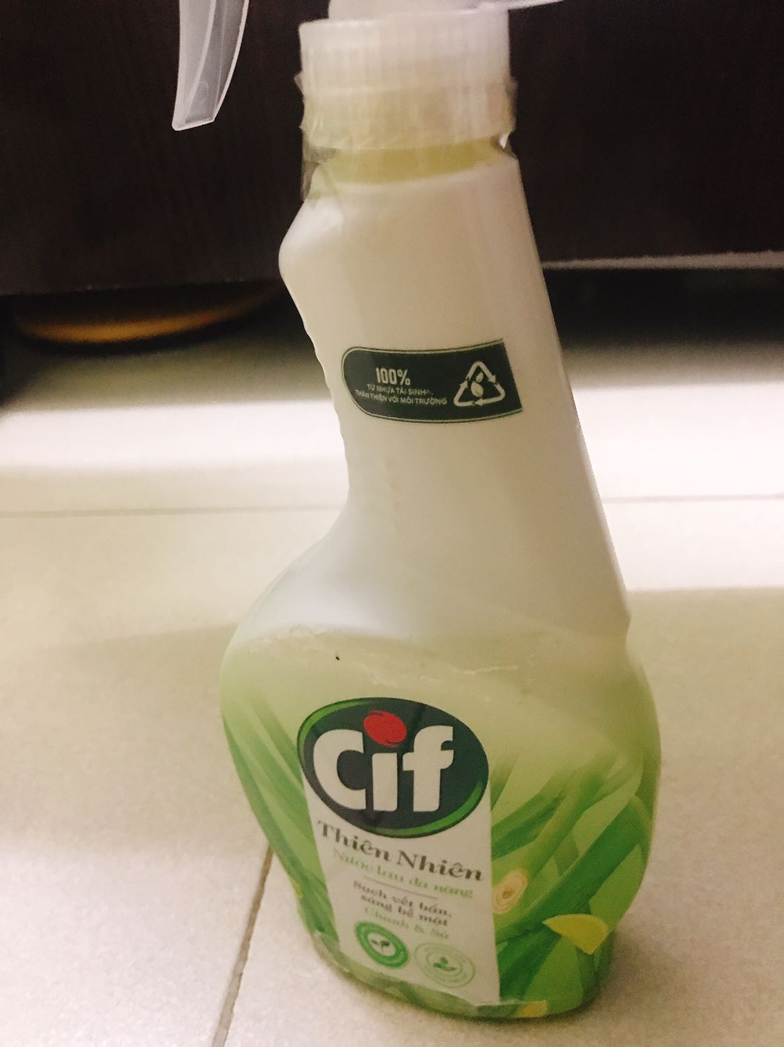 Sử dụng tikinow giao hàng rất nhanh, đóng gói khá là cẩn thận.
Nước lau sạch, mùi sả chanh rất rõ ràng, giá cả hợp lý, chai nhựa có thể tái chế sử dụng hợp lý, phù hợp nhà bếp và cả nhà vệ sinh.