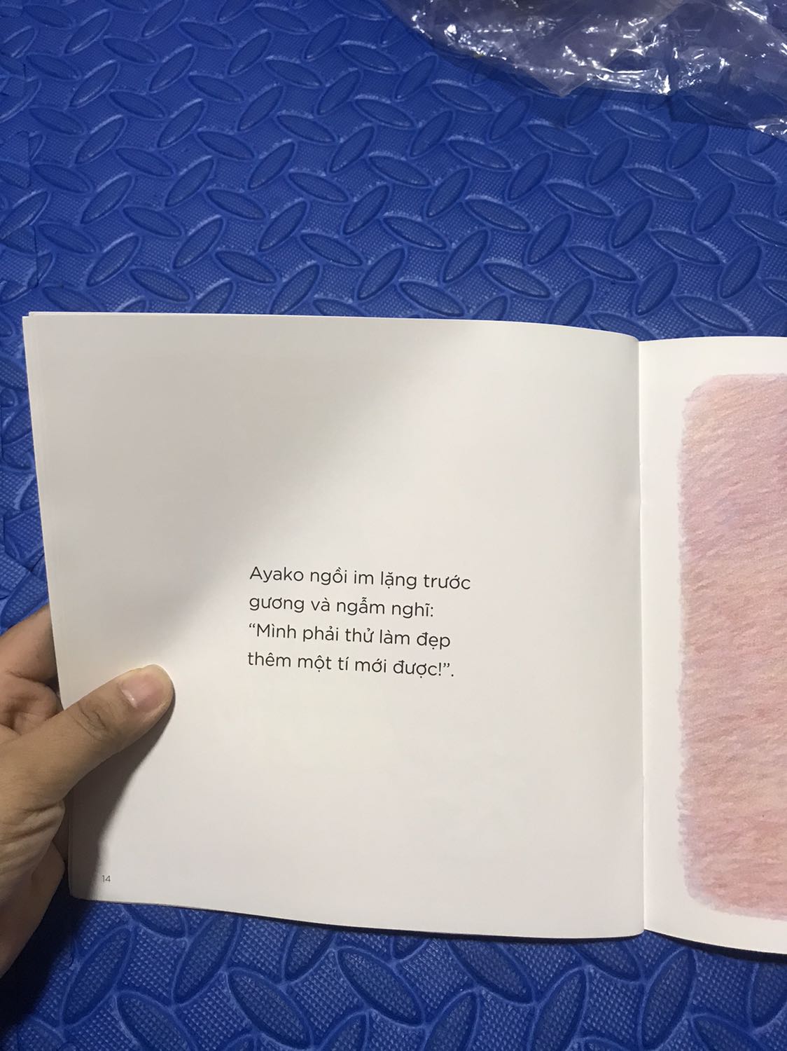 Shop đóng gói cẩn thận. Sách in màu bìa bóng. Nội dung đơn giản ngây Ngô cho trẻ con. Mình đọc mà bật cười vì giống ng y ngoài đời thật. Em bé nghĩ rằng đó là giúp bố mẹ. Nhưng thực ra làm hỏng hết. Chuẩn bị ra ngoài chơi thì tự Chạy ra sân, bị ngã lại bẩn hết quần áo đẹp. Mẹ lại phải thay lại từ đầu. Sale 12k. Hình vẽ dễ thương.