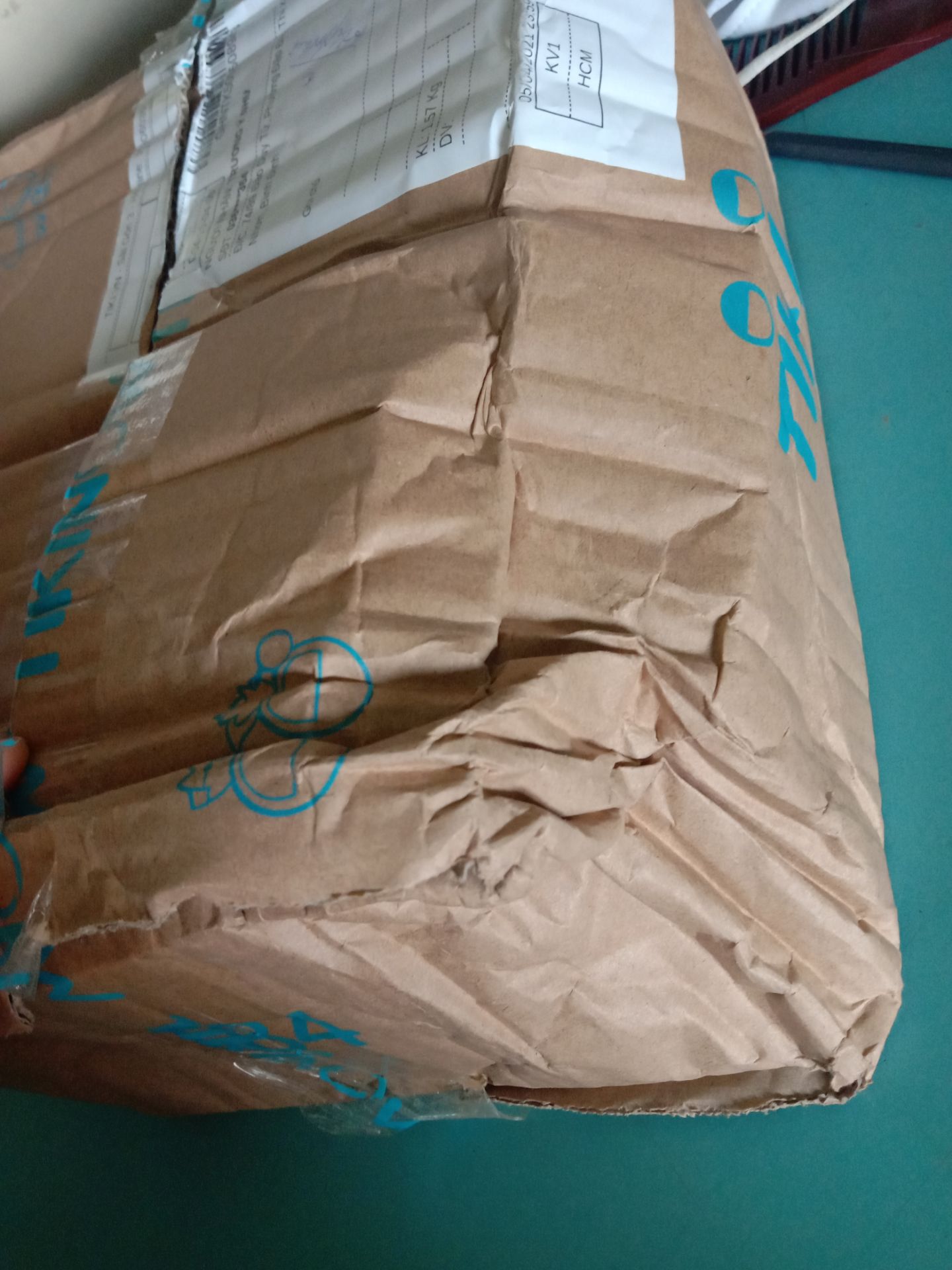 em mua hàng bên TIKI đã nhiều lần nhưng lần này thất vọng.tiki ngày càng giao hàng thiếu cẩn thận, lúc vận chuyển ko tránh đc sự hư hại nhưng nhìn cách đóng gói thật sự sơ sơ, như cho qa loa vậy, hơi buồn. sách đc bọc kỹ lưỡng