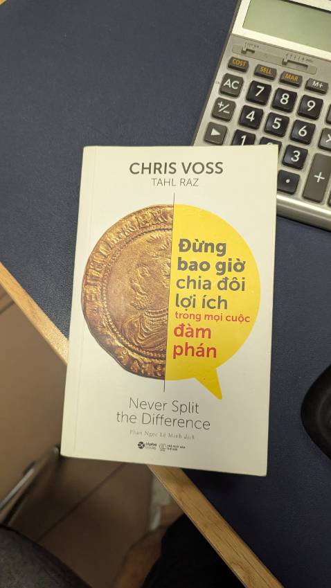 Đấy chắc sẽ là cuốn sách gối đầu của mình. Thực sự đọc xong mình rất muốn đọc lại lần 2 để ghi nhớ nội dung, hoàn cảnh ứng dụng phù hợp. Mình cũng thích cách tác giả phân loại nội dung, quy trình và đặc biệt thích đoạn KH phân tích tâm lý, hành động của 3 nhóm đối tượng đàm phán. Rất mong sẽ có nhiều cuốn ứng dụng ntn dc dịch. Tks NXB và nhóm dịch giả.
