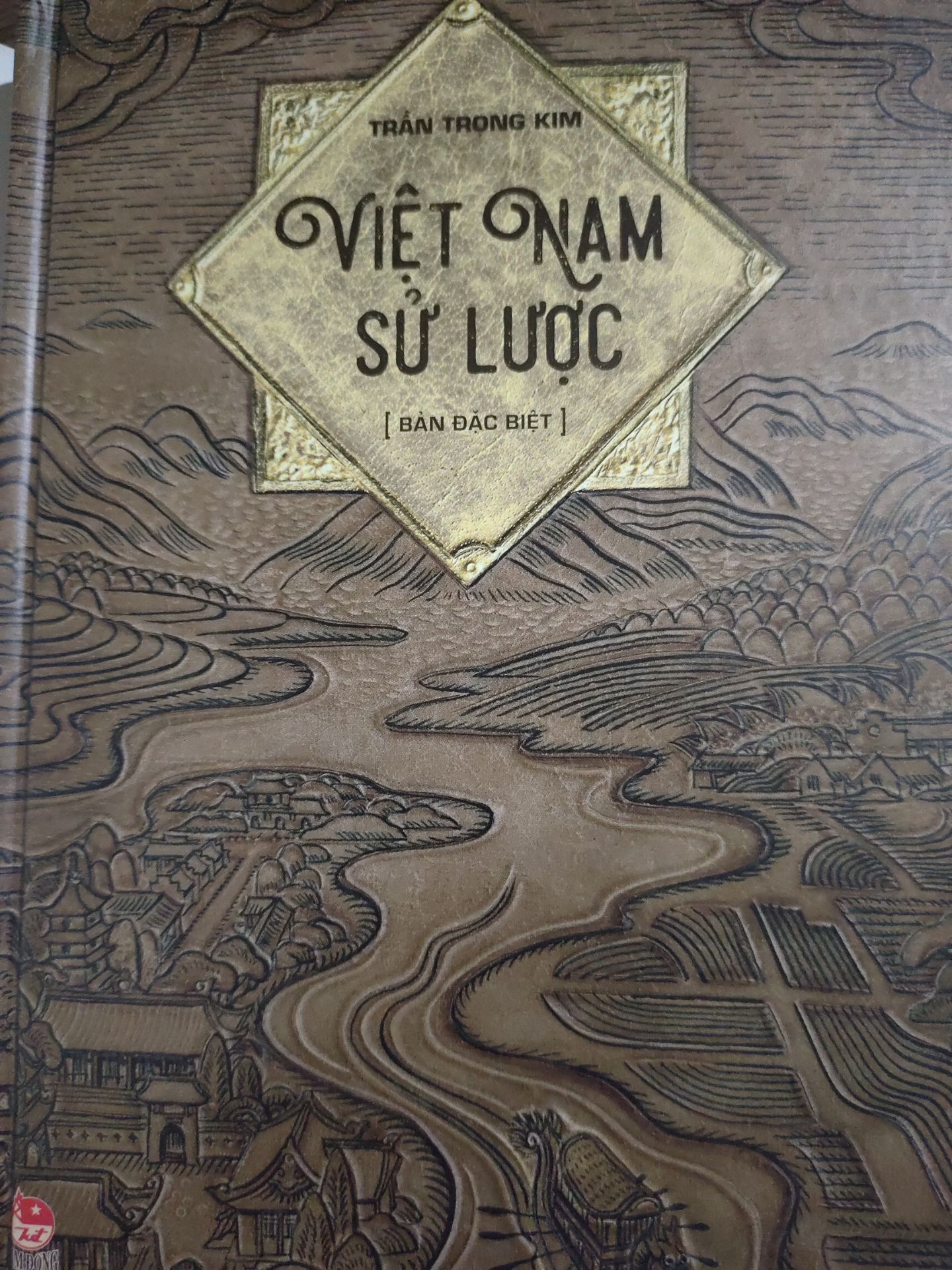 Sách siêu to luôn, không biết bao giờ mình mới đọc hết cái thứ siêu toa khổng lồ này =)) Tổng quan là bìa sách đẹp, in đẹp, không bị sức mẻ miếng nào. Nội dung thì khá chi tiết nên nó mới dài như thế này ;-; Đối với những người thích sử học thì nên mua quyển này về đọc nha, siêu xịn.