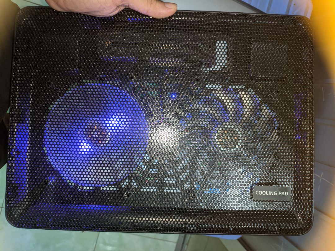 nhận được hàng quạt quay chỉ 1 cánh.
phía dưới bị cấn bể nữa.
shop hỗ trợ gấp giúp tôi.