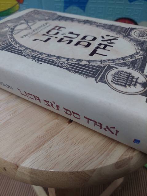 Thế giới có xu hướng coi người Do Thái là một chủng tộc tự trị thời cổ đại và ghi chép lại về mình trong Kinh Thánh, sau đó lui vào hậu trường trong nhiều thế kỷ; tái xuất chỉ để hứng chịu cuộc thảm sát tàn khốc của Đức Quốc xã; và cuối cùng, trở về nơi chốn khởi đầu để lập lại quốc gia của riêng mình: một quốc gia với *** gây tranh cãi và bị bao vây.
Người Do Thái tạo nên một bản sắc riêng biệt và cụ thể sớm hơn bất cứ dân tộc nào còn tồn tại tới ngày nay. Họ đã duy trì được nó giữa những nghịch cảnh khủng khiếp cho tới hôm nay. Sức chịu đựng phi thường này từ đâu ra? Sức mạnh ý chí đặc biệt cháy bỏng nào đã khiến người Do Thái khác biệt và giữ cho họ thuần nhất? Sức sống bền bỉ của họ nằm trong bản chất bất biến, hay khả năng thích ứng, hay cả hai?
Paul Johnson đã kết nối các sự kiện lịch sử lại với nhau để khám phá những gì còn khiếm khuyết, nghiên cứu rồi ghép chúng vào trong một tổng thể  được phân kỳ thành 7 chủ đề chính để có thể giúp độc giả dễ dàng hơn trong việc tiếp cận nội dung.