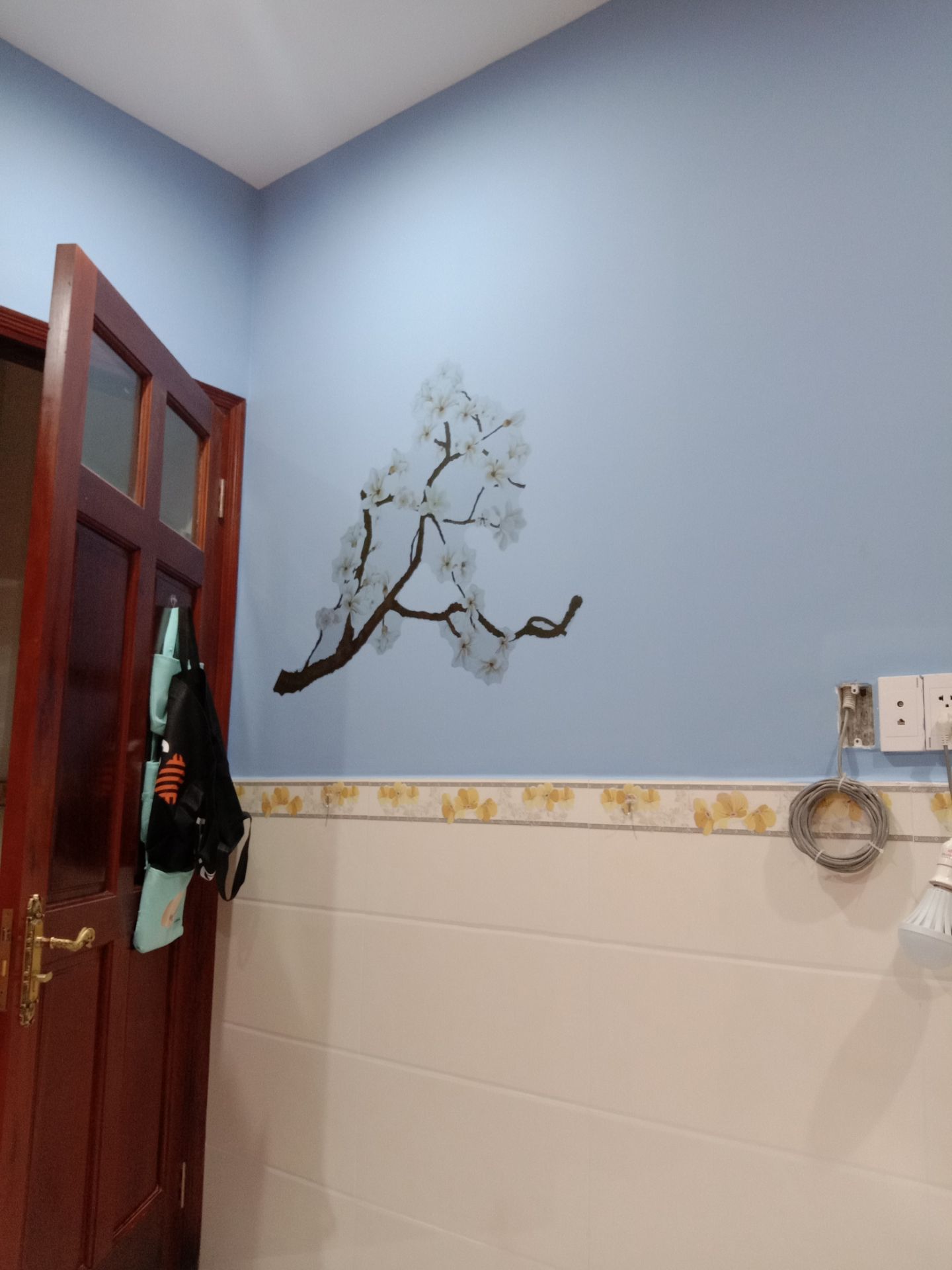 mình đang dán và phát hiện ra nếu 2 tấm thôi thì sẽ ko đủ để dán ra hết bức ảnh như trên. chất liệu thì cũng đẹ và dễ dán, nhưng có 1 khúc cây ở giữa lại bị mất, mình nghĩ cái này phải 3 tấm mới đúng. dán tới như ảnh thì mọi ng sẽ thấy nó mất 1 khúc phía dưới ngay