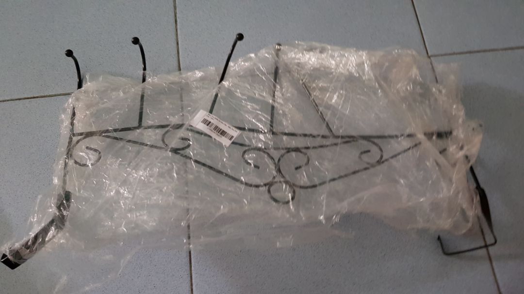 Trời ơi cái móc kinh khủng khiếp. Sau khi Tiki cho đợi dài cổ thì giao cho tôi 2 cái móc méo & gãy mất 2 cái thanh treo hồi nào chả biết vì trong thùng ko có 2 thanh gãy này? Nghĩa là tiki giao của ôi, đồ hư hỏng cho khách mà VẪN DÁM ĐÓNG HỘP & GIAO NHƯ KO có chuyện gì là sao??? Thật là bực mình! Tiki trả lời NGAY cho tôi cái móc thế này tôi làm gì ngoài việc muốn cầm nện cho cái người gói hàng chục phát???