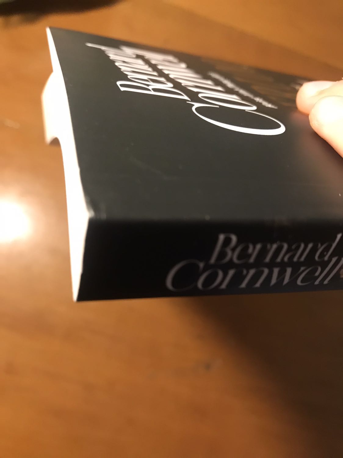 lúc mình gọi điện ra nhận hàng. xong thì thấy cái hộp như vầy. gói hàng quá kém. gần như rơi sách tuột luôn ra ngoài hộp. mình ko thể hiểu tại sao lại gói hàng như vậy. sách bị va đập vặn vẹo rất khiếp. nhìn gáy sách và giấy bị méo xẹo muốn tức cả não. ko hiểu sao nó ko rách hẳn rơi ta luôn đi và lại dính bám vào như vậy. trời ơi, sách mới xb thôi mà lại giao như này. tôi yêu cầu tiki đổi lại cho tôi quyển sách khác. #noikhongvoisachloi