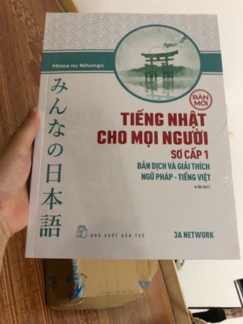 Sách đẹp giao hàng nhanh mọi thứ mk đều ưng ý trừ shipper rõ cọc. Mk đg sốt 37,6 độ bảo mg vào nhà cho thì kêu tói k bt đg rõ là mk chỉ cho r. Xg mk nhơf bà ra lấy thì đi chỗ khác. K 1 chút nào gọi là nhiệt tình