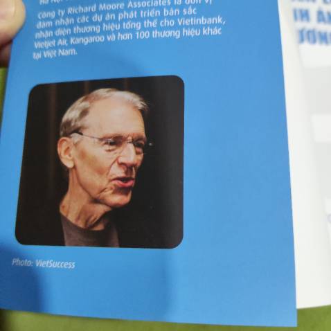 Biết đến Richard Moore như một tượng đài về xây dựng chiến lược thương hiệu. Cuối cùng ông cũng đã cho ra mắt cuốn sách Kiến tạo chiến lược hình ảnh thương hiệu này. Cuốn sách là một sự tiếp cận đến nguồn tri thức khổng lồ của ông. Các kiến thức nền tảng về nhận diện thương hiệu được trình bày dưới dạng từng bài viết nhỏ giúp mình tiếp nhận thông tin dễ dàng hơn. Có những thông tin mà mình hiếm khi thấy khi đọc báo. Sẽ vừa đọc vừa áp dụng dần dần vào trong công việc của mình.