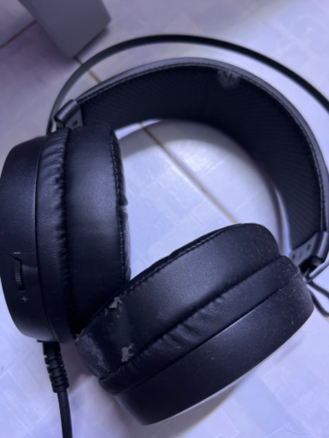 Lớp bọc đệm tai rất mỏng, rất dễ rách, mới mua xài 1 lần qua hôm sau là bị rách ngay, xem hình. Hàng to rất thô