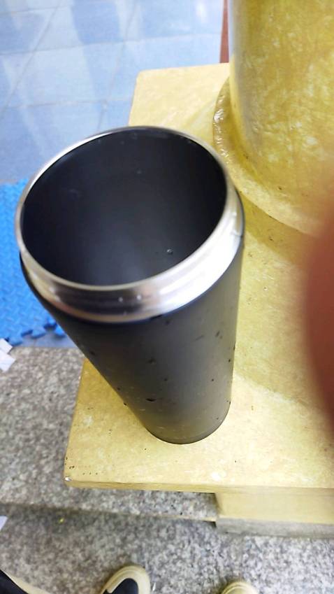 Nhận được hàng rất ưng, bình cầm chắc chăn đúng như mô tả, đây là bình của ck m, sắp tới m sẽ mua cái nữa cho m
Màu đen nhám nhìn rất sang, bắt mắt và chắc chắn, gioang cao su nắp khá chặt, đựng nước tốt bảo quản nước cũng ok, tháo ra không bị mùi lắm, nên là ổn ạ!! Sẽ còn mua thme