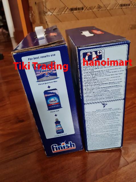 Năm 2020 có mua 1 hộp do Tiki Trading bán. Nay mua sản của hanoimart. Vẫn giao hàng nhanh nhưng  thấy có 2 sự khác biệt kém hơn (trừ 2 sao) sau:

-  Vỏ hội hanoimart mền ọp ẹp không chắc chắn bằng dù vỏ cũ đã để ra ngoài 1 năm. Hình in bên ngoài ngược nhau. 

-  Muối bên trong hạt nhỏ hơn. Bằng cảm quan nhin không chất lượng bằng. Rất tiếc là muối hộp cũ đã đổ hết vào máy không có hình ảnh để chụp so sánh.

Chi tiết khác biệt xem hình ảnh.