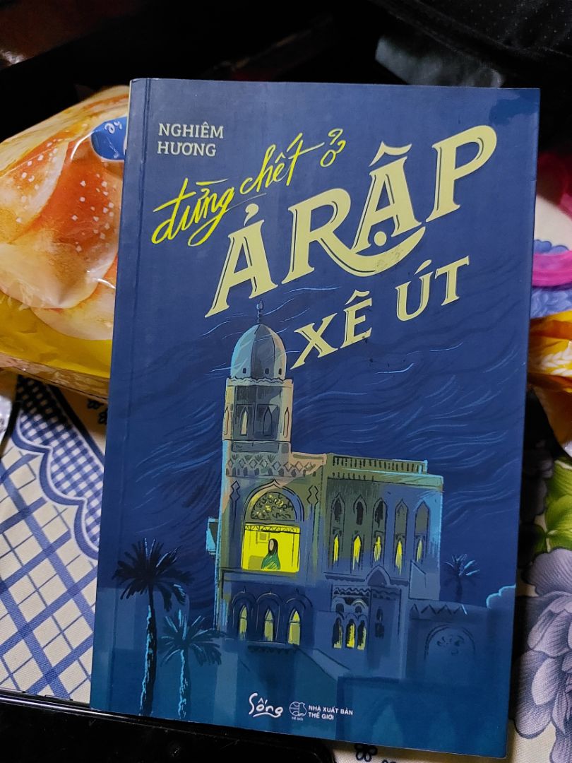 Truyện khá ngắn, mình đọc 1 lèo 4 tiếng. Truyện ổn, văn phong k phải quá xuất sắc, nhưng đủ để vẽ ra được 1 bức tranh "địa ngục trần gian" nơi xứ người khiến mình lạnh gáy. Mình đã biết qua về các đất nước Trung Đông - Hồi giáo, nơi có sự phân biệt giai cấp nặng nề nhưng thật sự khi đọc truyện mình mới biết nó khủng khiếp đến vậy. Không khác gì chế độ nô lệ giữa thế kỉ 21!