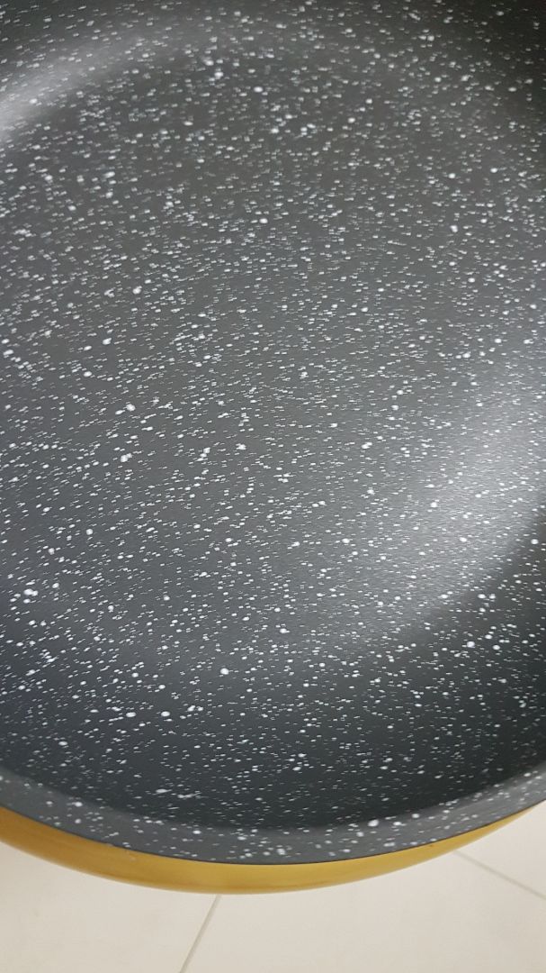 chảo cầm vừa tay nhìn xịn xò lắm ạ. chống dính tôt. hàng như quảng cáo nên mua. shop rất uy tín