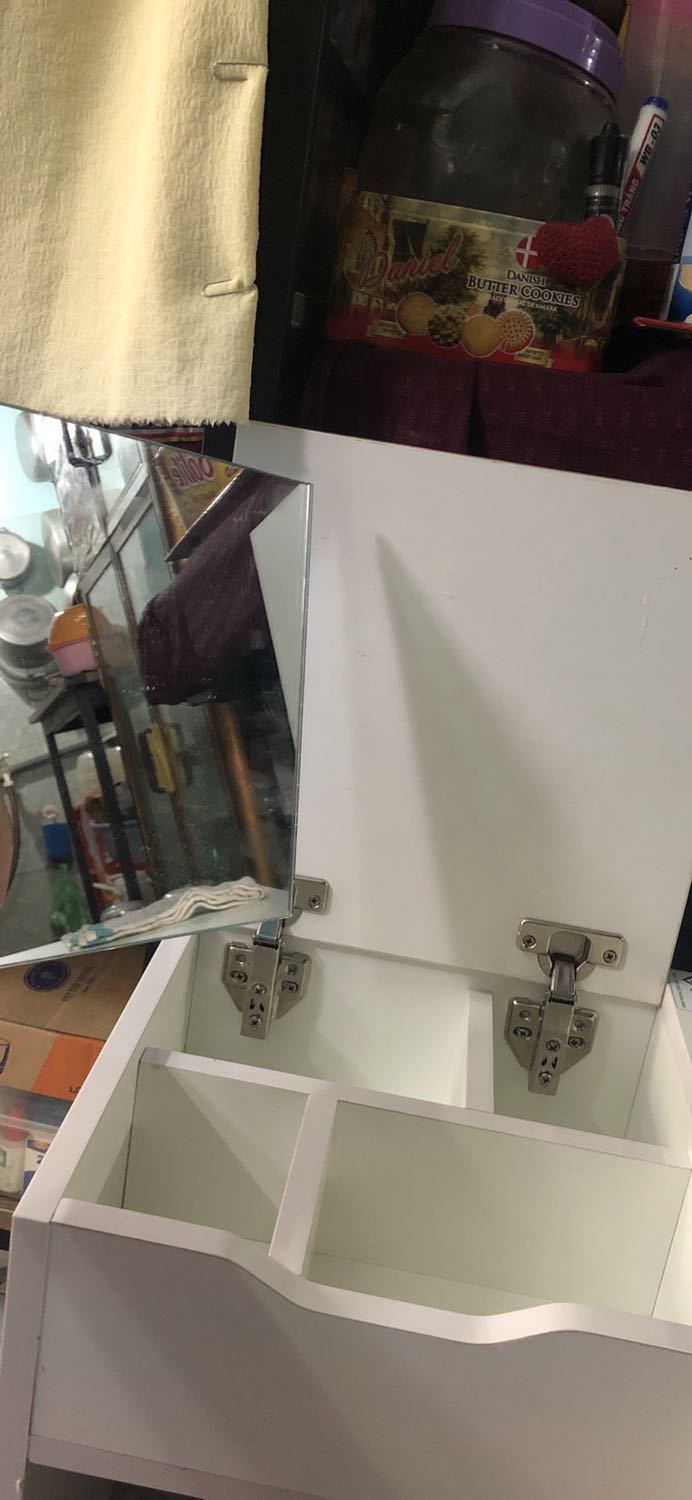 Sản phẩm chất lượng khá kém, rớt gương ra khỏi tấm gỗ, sản sp có nhiều vết trầy móp méo, giao hàng chậm 3 ngày