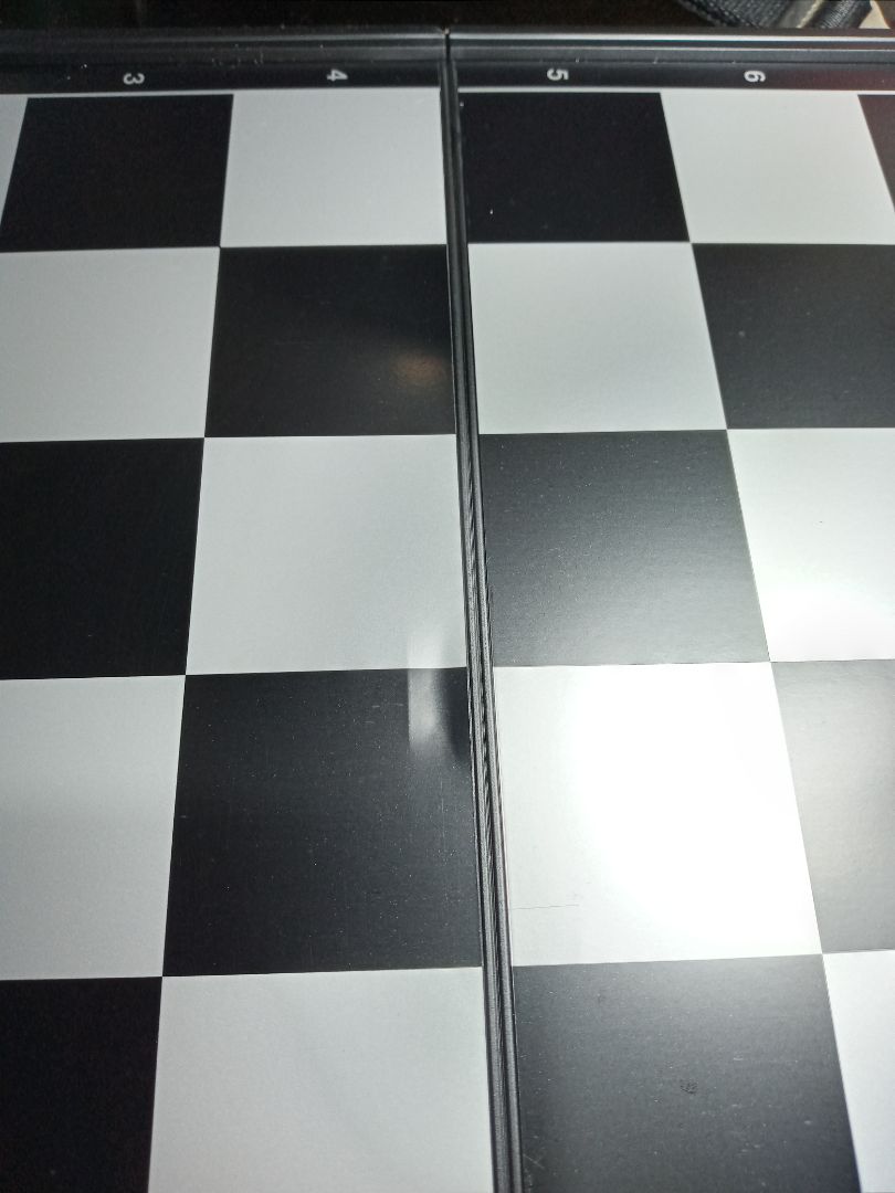 bỏ ra 250k rồi nhận về cái bàn cờ vừa bị móp ngay giữa bàn cờ, mép ngoài ở giữa cũng bị móp. Rồi cuối bàn cờ cả đống vết xước, xin cho đổi lại sp khác. Chờ cả tuần mà giờ phải chờ thêm