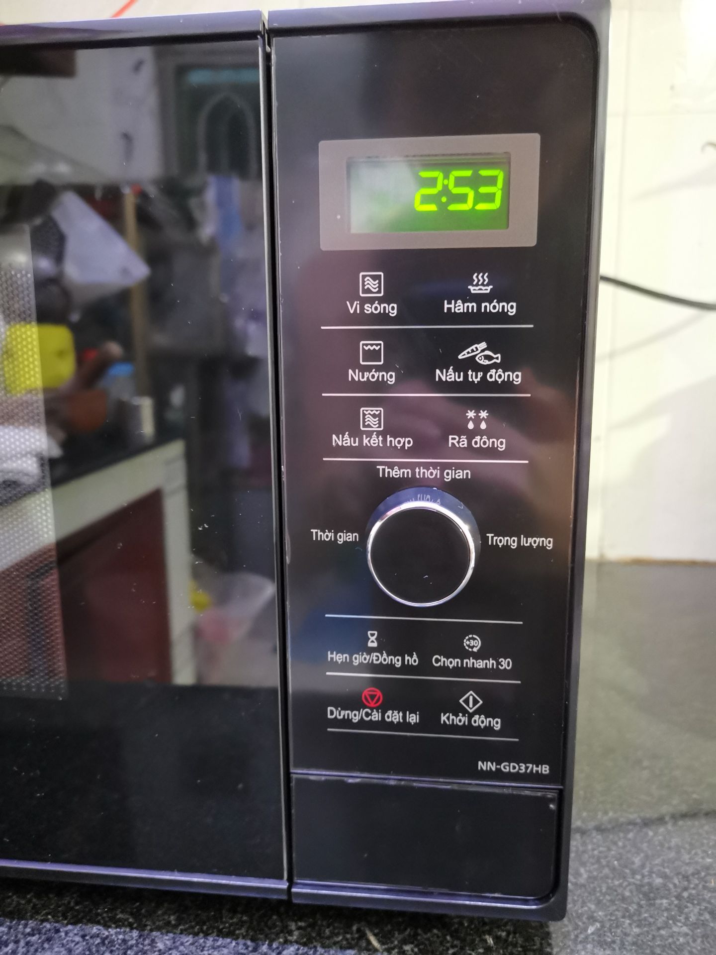 Lò giao đến nhìn ở bên ngoài đẹp hơn mong đợi. Có nhiều chức năng thú vị đang dần dần sẽ sử dụng thêm thử. Mua cho mẹ và có Tiếng Việt nên mẹ rất ưng, dễ sử dụng! Nói chung ko uổng phí khi mua lò này nha
