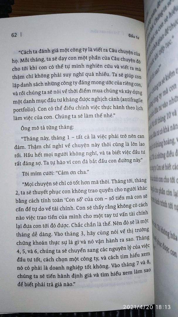 Nghe sách nói thấy hay quá nên mua, đúng là khác biệt như việc "nghe kể" với "chính bản thân sở hữu". Sách đẹp vuông vứt, hàng cao cấp niêm phong nilon, giấy dày lán o, được mã cào của NXB trẻ tặng ebook nữa mà app die từ 2017 rồi. 
450 trang đọc chiêm nghiệm tầm 10h là hết, nhưng nội dung thực hành phải 1 năm mới xong, đầy đủ kiến thức để 1 người mù tài chính coi clip ko thể hiểu nổi như mình, có thể đọc hiểu báo cáo tài chính, phân tích doanh nghiệp, định giá cty.  Thời kỳ đầu ko lựa chọn cổ phiếu bắt đầu từ đâu, giờ có danh mục riêng phù hợp sở trường rồi.