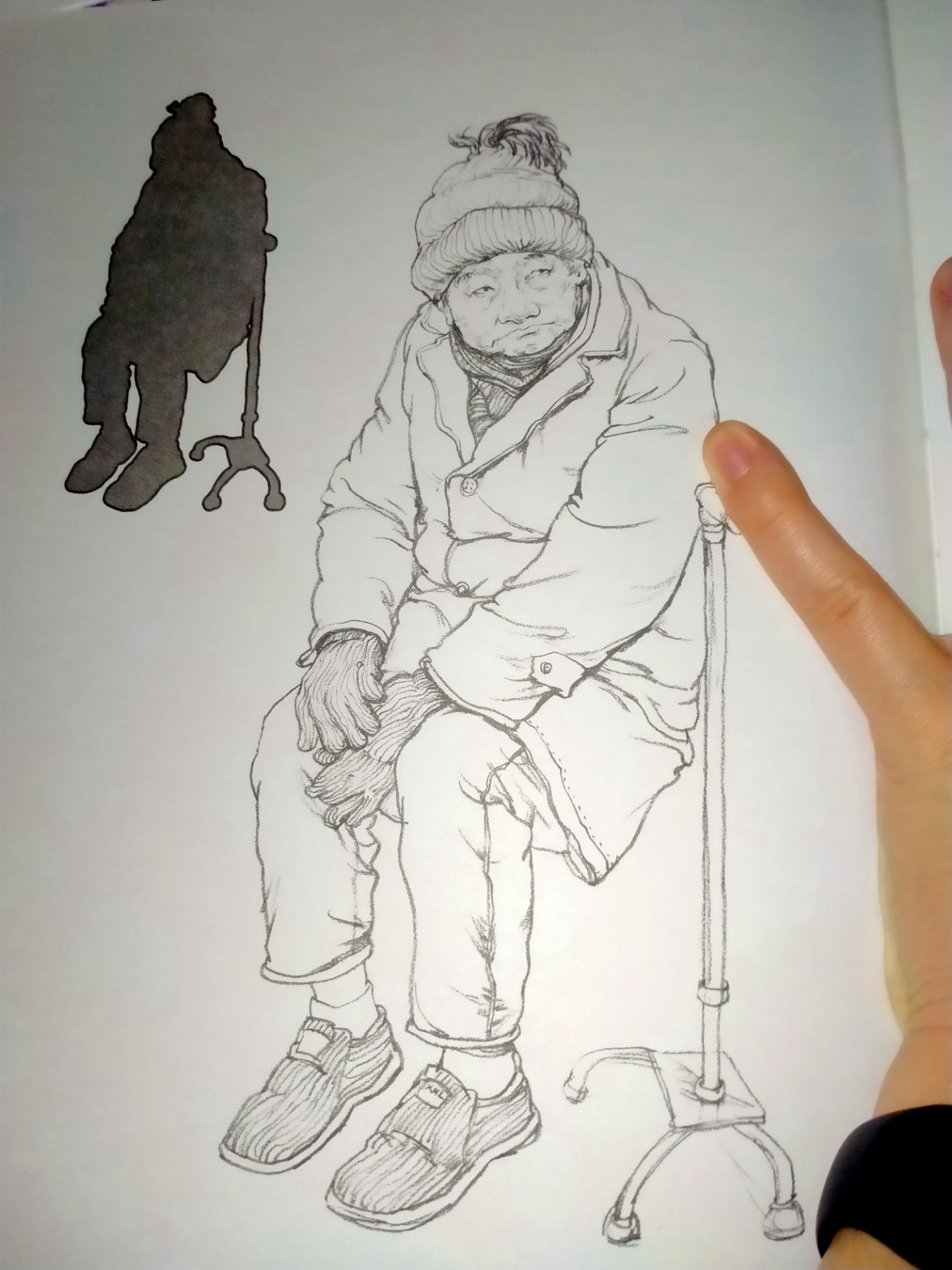 Phù hợp với những bạn tay ngang chưa có nhiều kiến thức về hội hoạ, hãy nói đúng hơn thì đây là quyển sách dành cho beginner.
Mình mua quyển sách này với mục đích cải thiện điểm số trên trường của mô hình hoạ, đối với một đứa đã học qua giải phẫu học, và cũng gọi là có kiến thức nền tảng về hội họa, cũng đã học qua trường lớp về môn này thì đối với mình quyển sách này cũng không đem lại được nhiều giá trị cho lắm. 
Đầu tiên phần bìa sách có ghi là ký họa chân dung, nhưng mình thấy bên trong hơn 2/3 của quyển là mẫu vẽ toàn thân không chú trọng nhiều đến phần chân dung. Giải thích về cấu trúc, hình khối và cách vẽ gần như là không có hoặc có thì cũng là hướng dẫn hoặc giải thích rất chung chung. Về tỉ lệ được nêu trong này cũng chỉ có từ đầu đến chân của 3 dáng phổ biến còn những tỉ lệ nhỏ quan trọng khác đều không có. Cơ bản là cách vẽ ở bìa và trong sách là hoàn toàn khác nhau, đúng kiểu ký họa luôn, không phân mảnh sáng tối. Thay vì là bí quyết hội hoạ thì mình thấy quyển sách chỉ có thể tham khảo về mẫu và nét vẽ chứ chẳng phải bí quyết hoặc hướng dẫn gì. Xin lỗi vì sự khó tính này, vì mình cũng gọi là có kiến thức về môn hình họa nên đã khá mong chờ về quyến sách nên CÓ CHÚT thất vọng. Nên là bạn nào cần thì mình pass cho ạ🥲