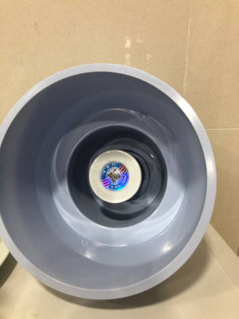 Tôi rất thích sản phẩm bình lọc này vì kiểu dáng và dễ vệ sinh. Có điều, đế bình hơi mong manh, lõi lọc hư quá nhanh. Tôi dự định mua thêm 1 cái mà giờ đang không biết làm sao vì chưa gì lõi lọc đã hư, mua cái mới thì gần 1/3 giá  cái bình. Khổ thiệt, ngay đầu năm đầu tháng.