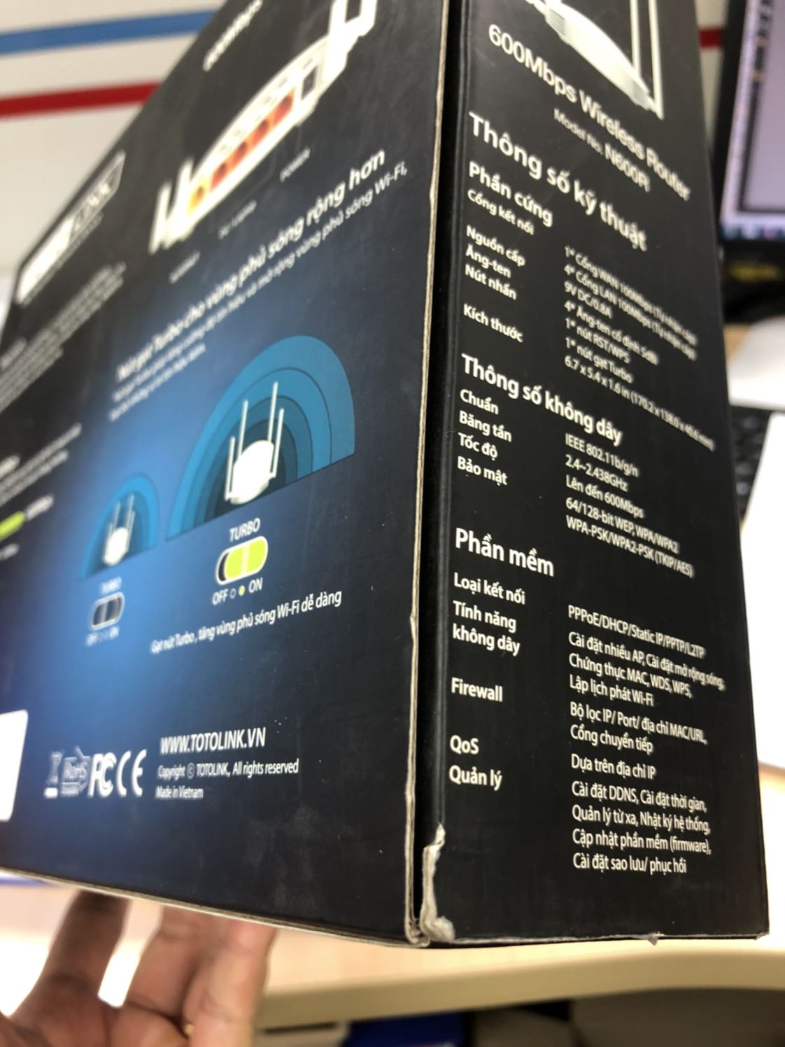 - Hộp rất cũ, không có bọc nilon, bị rách ở hầu hết các góc mép, không có 1 tem dán nào ở bên ngoài.
- Bao bọc máy bị rách, hình thức xấu, gây phản cảm.
- Tờ hướng dẫn bị gấp, nhăn góc