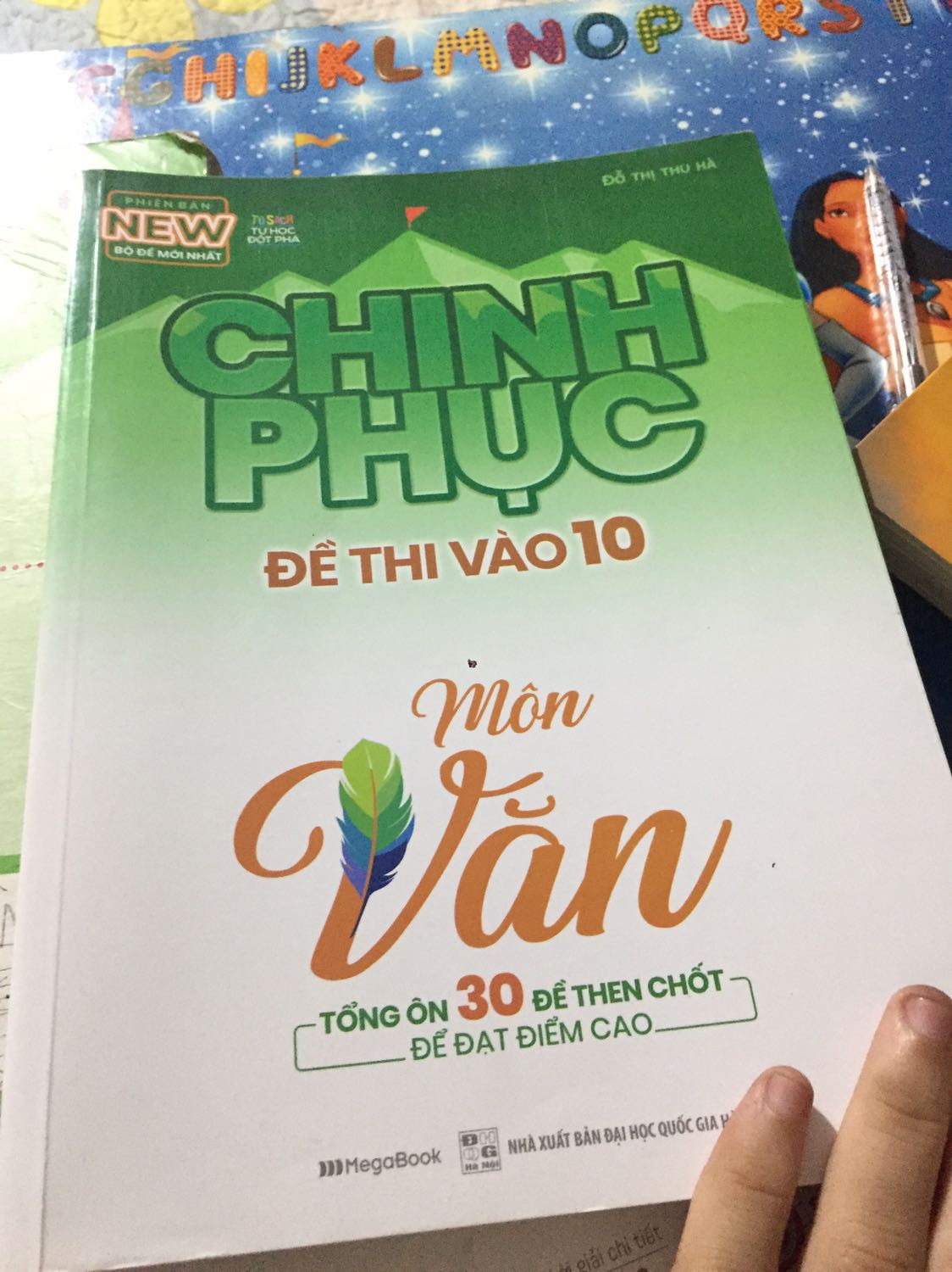 Về cơ bản thì trong đây chủ yếu là luyện đề 
Không thích hợp với bạn nào muốn ôn chuyên sâu về nghị luận văn học, mà sẽ thiên về ăn điểm ở phần đọc hiểu hơn 
Còn chất lượng sách thì rất ok
