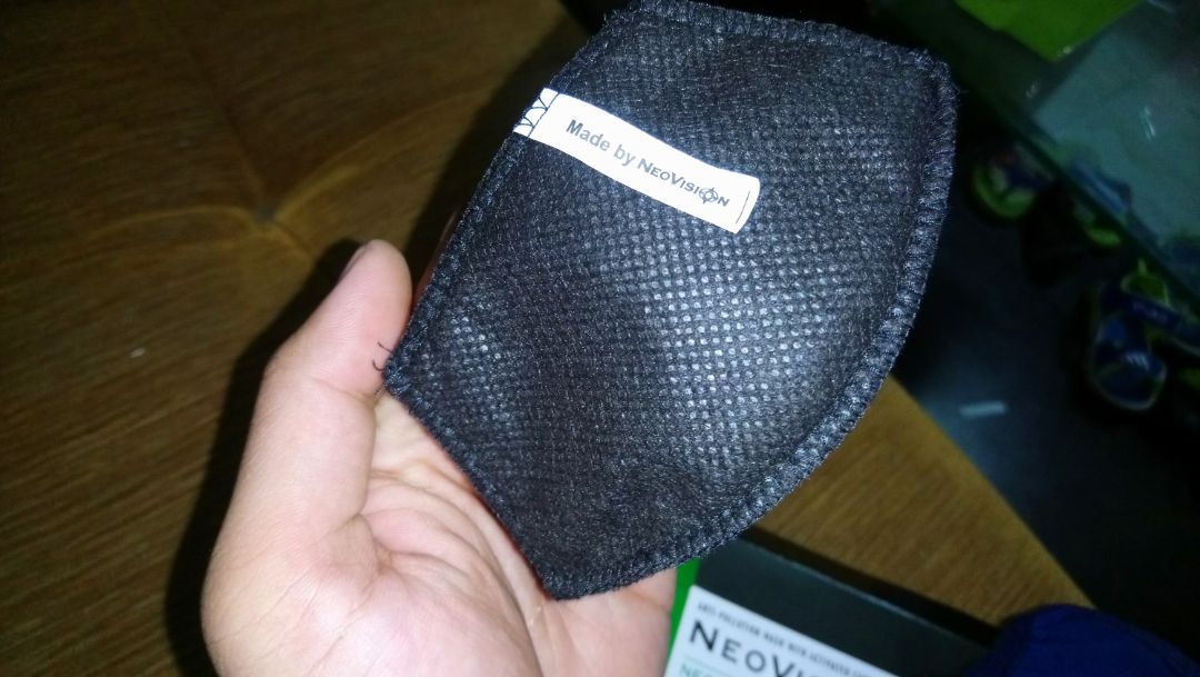 Chỉ may đẹp, chắn chắn. Các vật liệu cấu thành với độ hoàn thiện cao. Bên trong còn có lớp than hoạt có thể tháo rời (ảnh bên trên) nên thuận thiện cho việc giặt và thay thế. Khẩu trang hoàn toàn có thể tái xử dụng sau khi giặt nên các bạn có thể an tâm chi 65k để mua mà không hề lo lắng.
Tóm lại, thay vì mua 1 hộp khẩu trang y tế sử dụng 1 lần, chưa chắc đảm bảo chống được bụi một cách hiệu quả thì Neomask NC95 là một lựa chọn rất tốt. Vừa bảo vệ môi trường, có thể tái sử dụng nhiều lần vừa chống được bụi một cách hoàn hảo.
Lời khuyên: Nên mua 2-3 cái để luân phiên sử dụng và thuận tiện giặt giũ.
Chúc các bạn lựa chọn được sản phẩm phù hợp
Thân!.