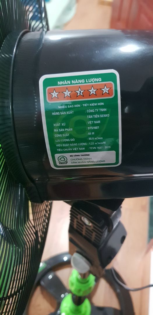 Quạt mạnh, chân đế làm bằng nhựa mỏng, rỗng nhẹ dễ gãy. Thân quạt chỉ siết bằng 1 ốc vào thanh quạt mà không có lỗ chịu.