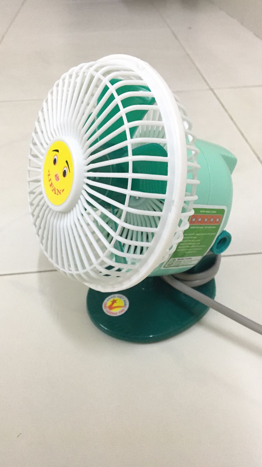 Lực gió ổn, không quá mạnh. Để trên bàn quạt vừa đủ mát