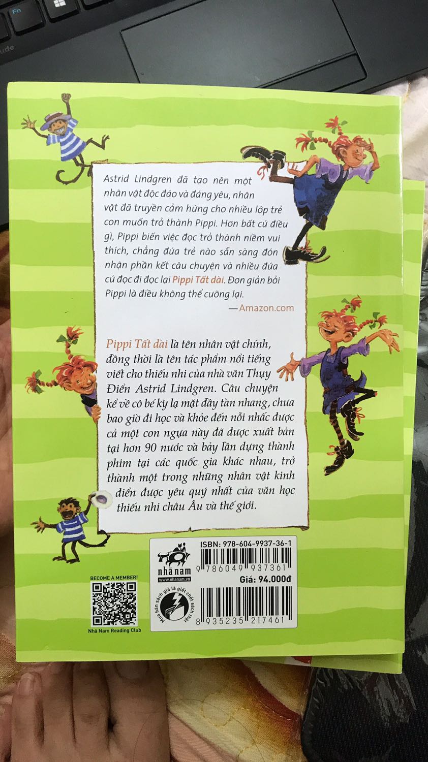Sách còn mới, vết bẩn trên bìa và cấn ở mép sách có lẽ là do để kho hoặc giá. Giấy bên trong hơi mỏng, thấy được chữ mặt sau, có nhiều hình minh họa sinh động, chất lượng ổn. Nội dung cuốn này được review hay, săn được sale 50% nên đặt 2 cuốn đem tặng học sinh. Tiki giao hàng nhanh khủng khiếp luôn ^_^