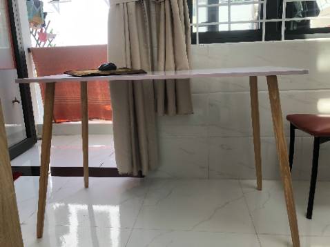 bàn được thiết kế hiện đại , trang nhã, dễ dàng tháo lắp để di chuyển. Kích thước 120 x 60 cm đủ để máy tính và phím di chuột thoải mái.  Độ bền thì để mình xài 1 thời gian mới đánh giá được. Nói chung là hài lòng với mức giá và chất lượng dịch vụ của tiki.
