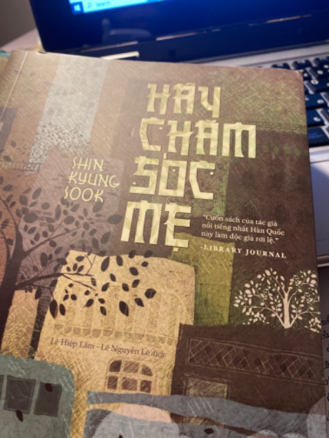 Xuyên suốt các chương truyện có thể thấy hình ảnh người mẹ luôn chân luôn tay, giàu đức hy sinh vì gia đình mình. Từng chương truyện đứng từ góc nhìn, hoặc kể về những ký ức của mỗi thành viên gia đình với mẹ như con trai con gái với mẹ, bố với mẹ, và những quan hệ khác nữa, để vừa khắc hoạ hình ảnh mẹ trong lòng họ, vừa phản ánh được nỗi lòng của họ dành cho mẹ mà khi mẹ mất tích rồi thì họ mới thực sự nhìn nhận ra. Mình dễ xúc động với những chương kể về mẹ và con gái, vì bản thân mình là con gái khi đọc sẽ cảm thấy hiểu được tâm lý cũng như mối liên hệ giữa mẹ và con gái.