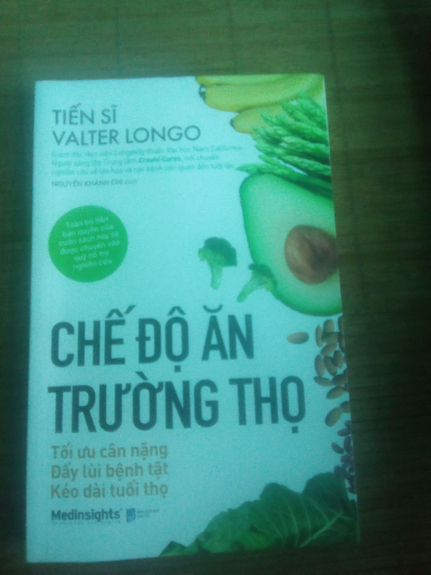 khá là hay .Đọc về chế độ ăn của những người trường thọ gồm chủ yếu thực vật 2-3 lần 1 tuần với hải sản không ăn đường v.v cùng với chế độ nhịn ăn gián đoạn FMD hạn chế calo 500 / ngày .Đọc lối hành văn rất hay dẫn chứng rất xác thực .Mọi ng lên mua 1 cuốn về tham khảo