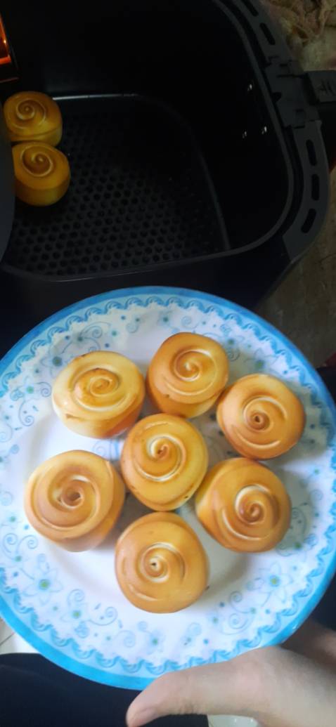 Nồi có sức chứa vừa, tiện , máy chạy êm, mới sài làm vài món ăn cũng khá ngon , cũng dễ sài .