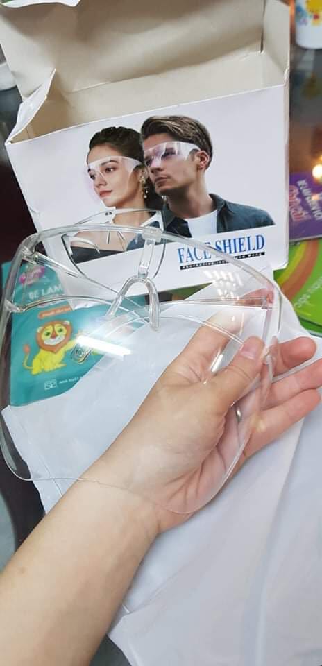 Sản phẩm chắc chắn, chỉ là hơi to so với mặt của mình. Giao hàng quá lâu dù cùng ở Hồ Chí Minh mặc dù có email thông báo từ Tiki. Nói chung thôi có cái để tăng cường an toàn khi phải ra ngoài. Cảm ơn Tiki