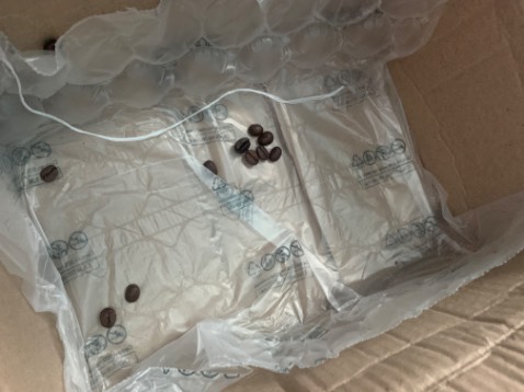 bịch cf bị rách đổ ra ngoài nhưng mình vẫn nhận hàng nên có góp ý tí với  Tiki là cần kiểm tra kỹ hơn trc khi đóng gói, 5 sao là cho nhân viên giao hàng nhé