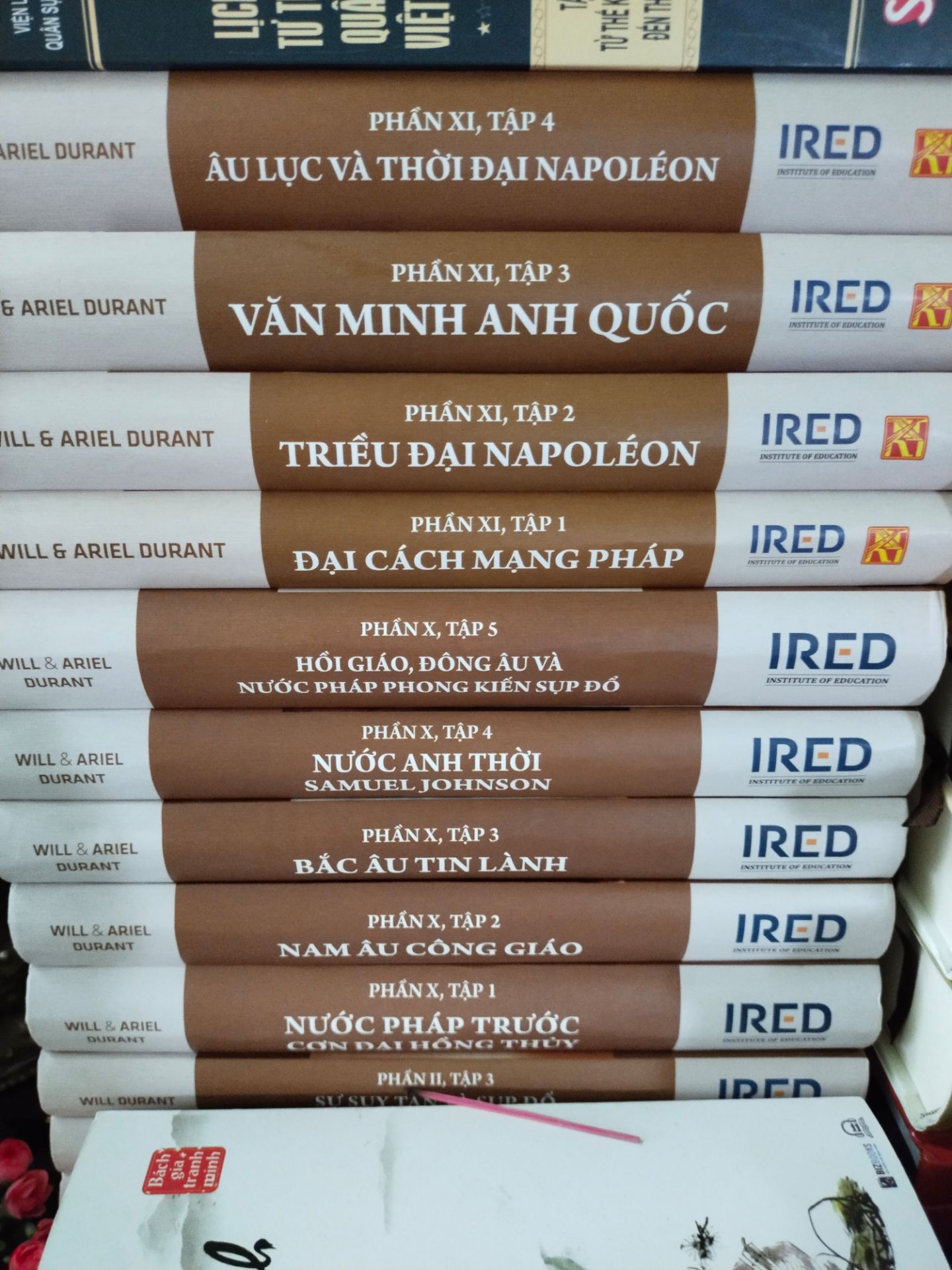 Bộ sách hay, tác giả uy tín, ngôn ngữ và văn phong chuyên về Tây phương. Hình thức bìa sách đẹp, giấy tốt, giá tương đối cao. Cảm ơn Tiki.