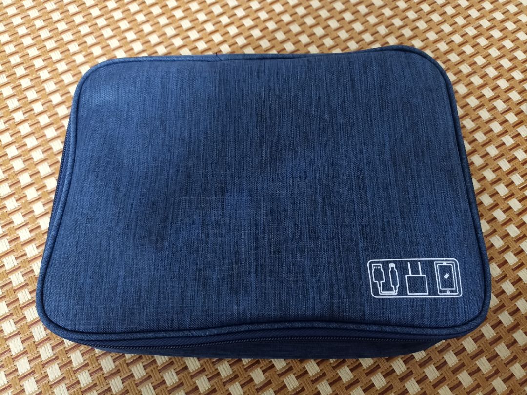 Túi to lắm, đựng vừa 1 iPad và nhiều phụ kiện. Ngoài ra có thể biến tấu đựng đồ khác để mang khi du lịch, khá là tiện lợi nha. Khóa may chắc, không có chỉ thừa, có hướng dẫn sử dụng, ghi rõ xuất xứ sản phẩm.