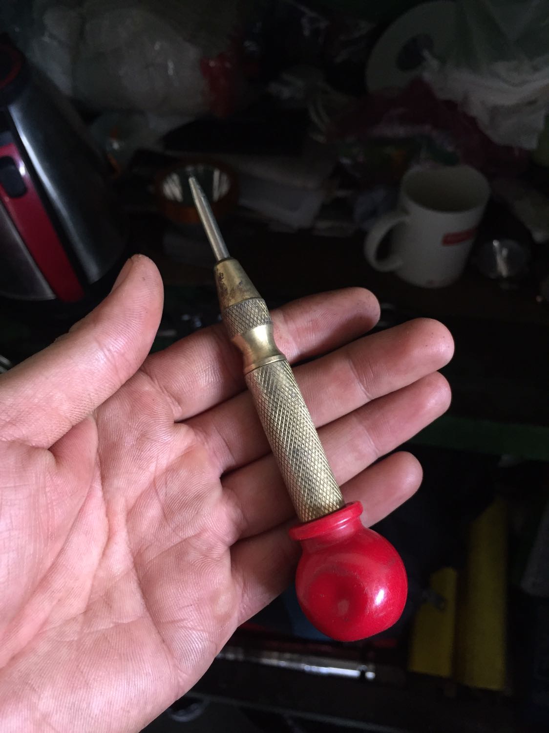 Dụng cụ nhỏ gọn, cầm nắm vừa tay.
Sau khi sdụng 1 tgian thấy cũng tương đối dễ thao tác. Chỉ cần đưa đầu đột vào đúng vị trí cần lấy dấu & dùng lực ấn mạnh xuống đến khi nghe kêu “Tách” 1 tiếng, việc còn lại cứ để Dụng Cụ này lo. Tuy nhiên thỉnh thoảng dù ấn mạnh xuống hết nó vẩn ko nhảy nên mình phải lắc nhẹ tay qua lại xíu. 
Ko đột vào vật liệu cứng như thép gió dc. Đột vô inox 304 vẩn ok. Muốn dấu đột dc lớn thì ta ấn nhiều lần.