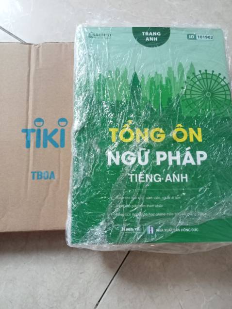 Giao hàng rất nhanh, đặt hàng chiều ngày 2/5 thì chiều 3/5 mình đã nhận được. Đóng gói ổn, sách ko bị cong gập gì cả. Nhưng giá đã giảm trên tiki cộng với tiền ship thì cũng bằng giá gốc của sách nên tính ra ko mua được rẻ hơn. 
Về nội dung sách thì khá ok, phân loại các dạng ngữ pháp rõ ràng và rất nhiều bài tập đi kèm, còn có dạy phát âm và nhiều mẫu câu giao tiếp.