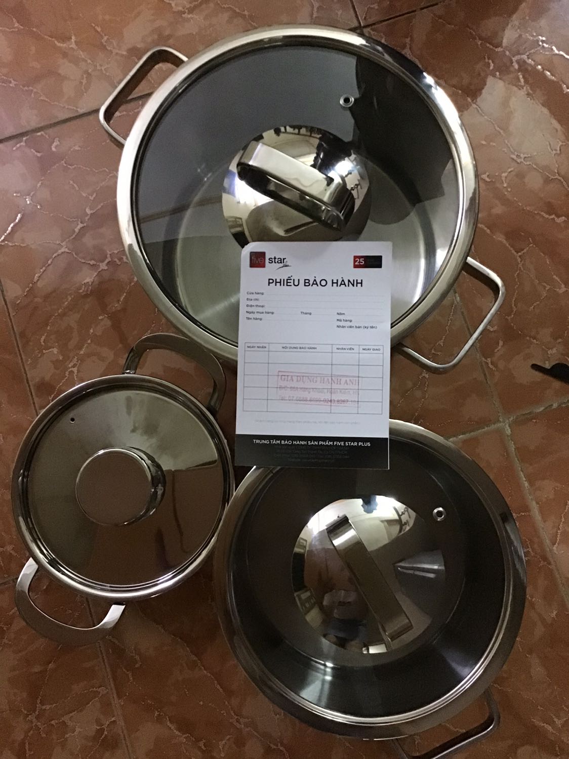 Đây là 3 chiếc nồi 16, 18 và 24 mà mình nhận được. Nồi 16 không phải loại như nhà bán giới thiệu mà là loại nắp đặc không kính. Nhà bán không còn sản phẩm có thể liên hệ trực tiếp để mình cancel nồi 16, đừng trộn hàng, mình không hài lòng. Xin mời Tiki đến lấy nồi size 16 lại đổi lại cho mình, nếu ko thì hoàn tiền cho người mua.
Nồi 18 và 24 đẹp và dày dặn.