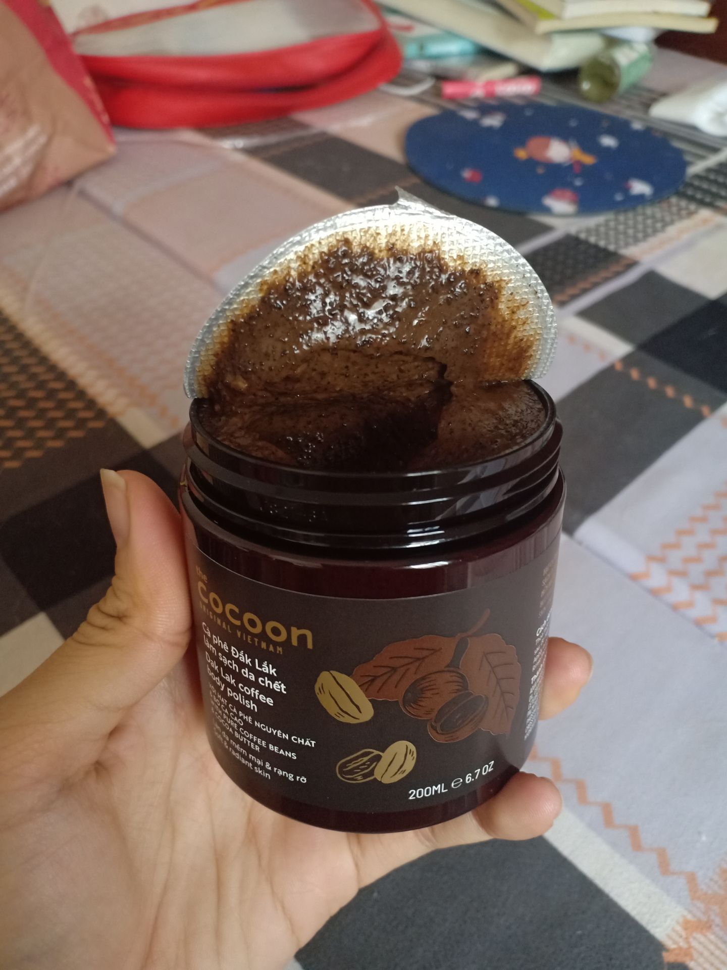 mình mua 2 hộp trên tiki rồi, 1 của Tiki Trading, 1 của LiDo shop. 
Về vận chuyển, bên LiDo shop hộp bẹp méo khá nhiều, nhg ko ảnh hưởng đến hộp hàng, ship nhanh. 
Về chất lượng sản phẩm, thì mùi cafe tự nhiên thơm lắm, lại thêm bơ cacao, cảm giác đang mở hộp kẹo ra ấy. sử dụng massage cơ thể rất thoải mái, tắm xong da mềm, thoang thoảng mùi cafe nè.