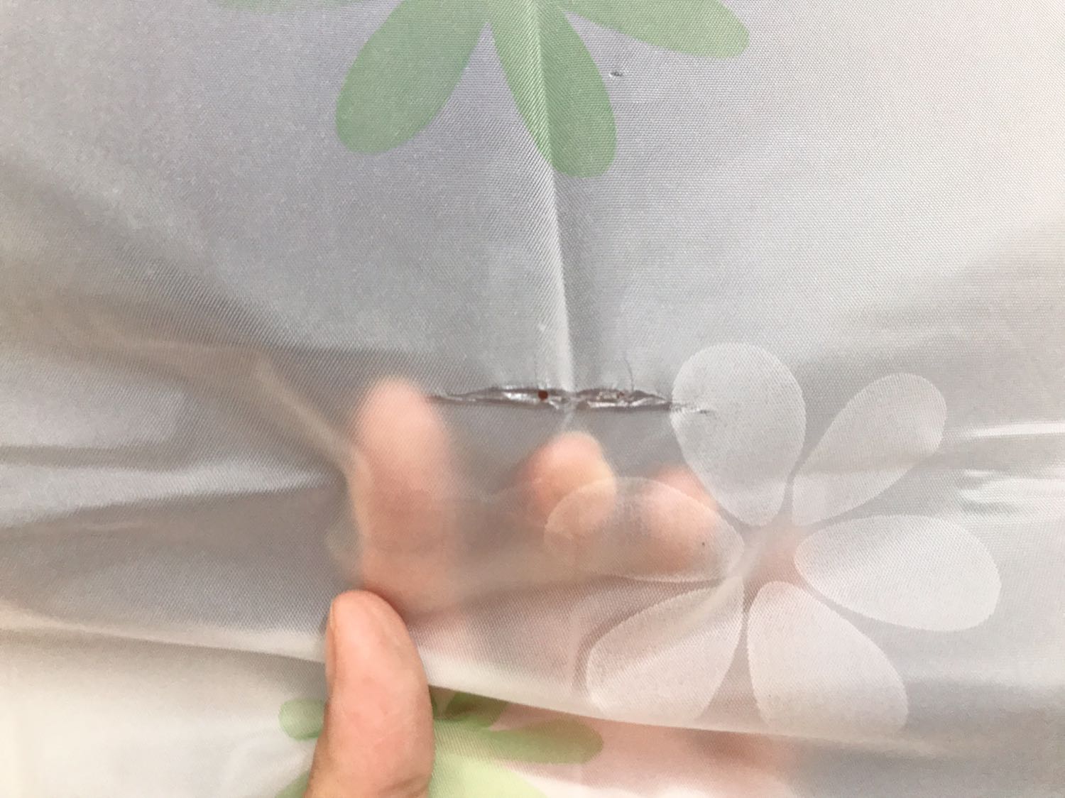 Giao hàng nhanh tuy nhiên shop giao sp bị rách. Chả hiểu sao rách thế mà vẫn bán cho khách được.