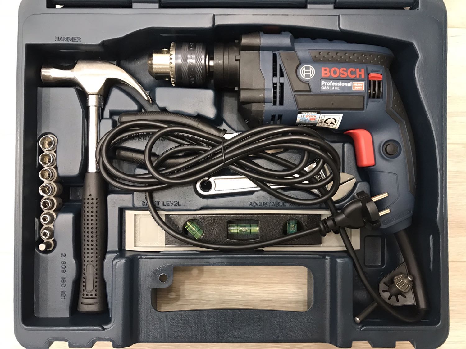 1) Tikinow: giao hàng nhanh, nhân viên thân thiện.
2) Tổng quan: đóng gói cẩn thận, chất lượng nhựa tốt, cảm quan sản phẩm tốt. Độ bền chưa đánh giá được do chưa dùng nhiều.
3) Máy khoan Bosch GSB 13RE: cầm đầm tay, không quá nặng. Máy chạy êm.
4) Bộ phụ kiện: đầy đủ, phù hợp nhu cầu cá nhân.
5) Giá tiền: mua lúc khuyến mãi (1550k), tương xứng với chất lượng.