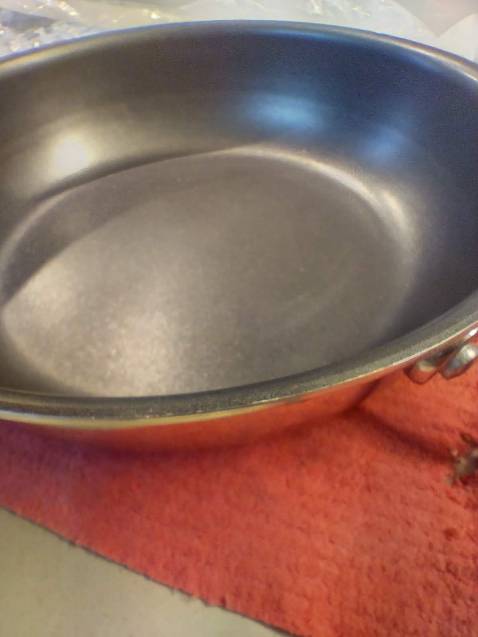 Chảo không rẻ, bé hơn kỳ vọng. 
Gia công rất kém, mép giữa lớp chống dính và thành chảo có nhiều vết gợn, không cẩn thận là đứt tay.
Tay cầm không hiểu dính keo hay gì?
Kiểm tra chất lượng sản phẩm rất có vấn đề, hay là không có ai kiểm?