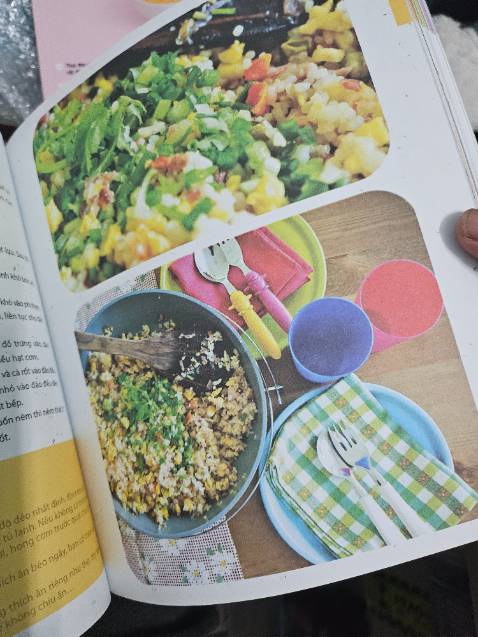 Sách dày lắm ... In màu...có nhiều thực đơn và xông thức nấu ăn cho bé... Hướng dẫn cha mẹ trong quá trình ăn dặm của bé