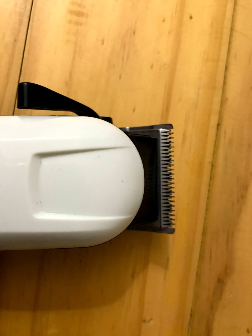 Trông chất liệu có vẻ cũng tốt, ko bị kiểu đểu đểu giống hàng mã quá. Có thể các cỡ để cắt dài ngắn tùy nhu cầu, có thể cạo sát (vd ở chỗ tóc mai).

Dùng khá dễ, mình tự cắt được. Tiện dụng trong mùa dịch này. Công ty anh em phần lớn đầu bù tóc rối còn mình thì lúc nào trông cũng gọn gàng.

Kể ra mà đi kèm luôn mấy thứ sau thì tốt:
1) Cái kẹp loại thường (ko phải cá sấu)
2) Áo choàng
Tặng thì tốt, ko thì cho lựa chọn để mua kèm cũng được, giúp mình đỡ phải đi mua mỗi thứ một nơi.